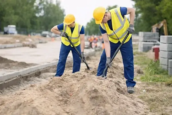 Робітники виконують земляні роботи